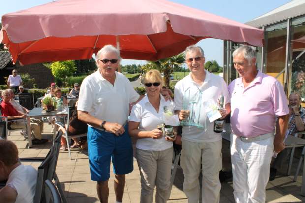 Mit den Vierer-Clubmeistern Regine Bukowski-Knuppertz und Reiner Knuppertz freuen sich GC Rittergut Birkhof-Präsident Peter Becker (l) und Sportwart Peter Schnorrenberger