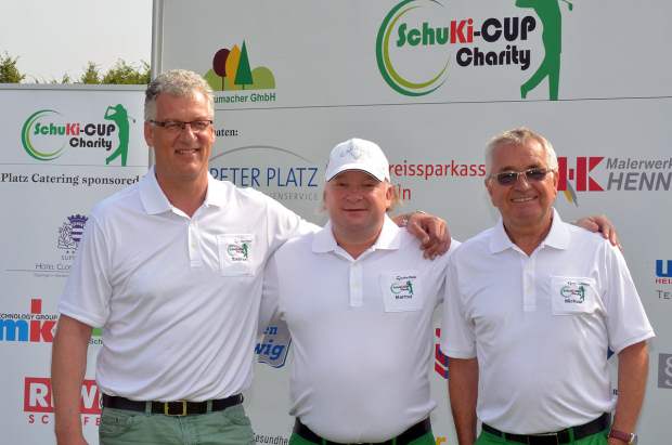 Das Organisations-Duo des Schuki-Cups (v.l.): Stephan Kitz und Manfred Schumacher mit Turnierleiter Michael Walbrück (r)