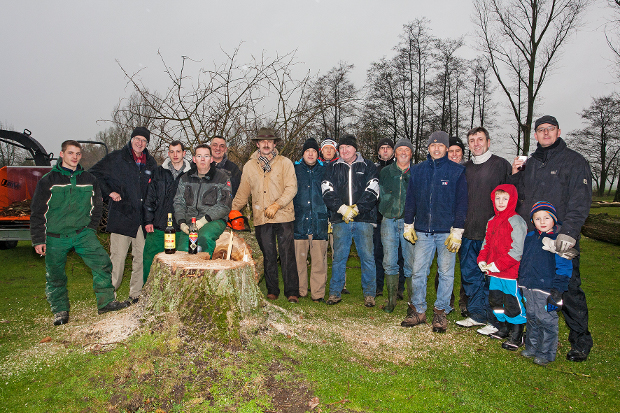 Gute Idee: Der Baumstumpf als Bar! (v.l.): Greenkeeper Kevin Kase, Präsident Dr. Jochen Hilden, Christian Kase, Headgreenkeeper Udo Gisbertz, Ingo Maaß, Men’s Captain Klaus Holzweiler, Hans-Dieter Imhausen, Uwe Offermanns, Helmut Zierold, Roland Berzen, Uwe Keller, Markus Wurster, Hans Pauwels, Gregor Becker, Fynn Faltien, Felix Faltien und Udo Faltien