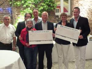 Freuten sich über die je 5 000 Euro-Spendenschecks: Meta Metz von "Sonne, Mond & Sterne e.V." und Birgitt Brünken vom Hospiz Verein Kevelaer e.V.